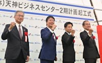「天神ビジネスセンター2期計画」の起工式には、福岡市の高島宗一郎市長（左から2人目）らが出席した（6日、福岡市中央区）