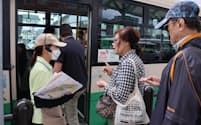 外国人観光客の質問に答えるコンシェルジュの森田さん（5日、JR奈良駅前）