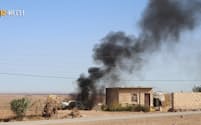 トルコの攻撃受けたとされる自動車から上がる黒煙（5日、シリア北東部ハサカ）＝ノースプレスエージェンシー・ロイター