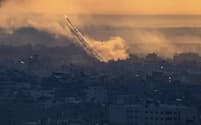 7日、ハマスがイスラエルに向けて発射したとみられるロケット弾＝ＡＰ