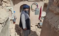 地震で倒壊した建物の前に立つ男性（7日、アフガニスタン西部ヘラート州）＝タリバン暫定政権提供・共同