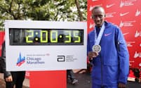 2時間0分35秒の世界新で優勝した男子のケルビン・キプタム（8日、シカゴ）＝ゲッティ共同