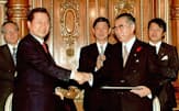 1998年10月8日、日韓共同宣言を交換する小渕恵三首相と韓国の金大中大統領（東京・元赤坂の迎賓館）