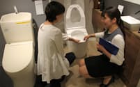 トイレは清掃のしやすさが重視されている（キャナルシティ博多にあるTOTOの福岡ショールーム）