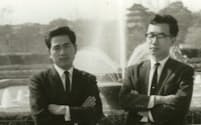 のちに社長・会長としてコンビを組む村上仁志さん（左）と皇居前で（1965年）