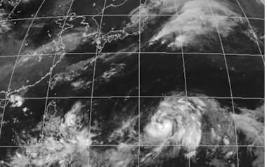 日本付近には寒気を伴う低気圧や前線の雲、南海上には台風などの雲が広がる（10月10日午後3時）=気象庁提供