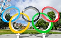 札幌オリンピック50周年を記念し、札幌市の大通公園に設置された五輪マークのモニュメント