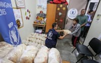 WFPは避難場所に設定されているUNRWAの学校で食料などの物資を配布している（10日、パレスチナ自治区ガザ）＝WFP提供