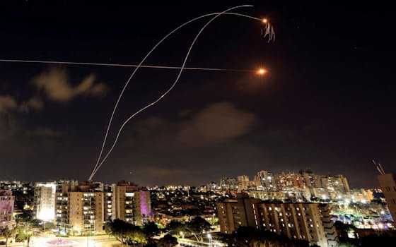 ガザ地区から発射されたロケット弾を迎撃するイスラエルの防空システム（10日、イスラエル・アシュケロン）=ロイター