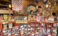 よりみち屋では170種類ほどの駄菓子を取り扱っている(東京都江戸川区、8月31日)
