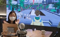 障害をもつ人が複数のアバターを駆使して接客した