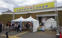 ツアー参加者は宇都宮餃子祭りで並ばずにさまざまな店の餃子を楽しめる（写真は2022年の祭りの様子、宇都宮市）