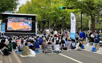 山下公園通りが歩行者天国となりパブリックビューイングなどが実施された（8日、横浜市）