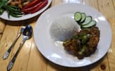 マレーシアのレストランで提供された鶏の煮込み料理料理「チキンルンダン」にも米が添えられている=ロイター