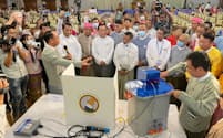 総選挙の投票で使う予定の装置について説明する選挙管理委員会の担当者ら（9月、ヤンゴン）
