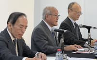 鈴木俊一財務相（中央）と植田和男・日銀総裁（左）はＧ20会議後に記者会見を開いた（13日、マラケシュ）