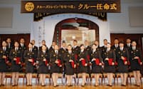 ななつ星のクルー1期生として25人が任命された（2012年10月）＝JR九州提供
