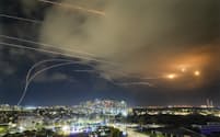 ガザ地区からのロケット攻撃にイスラエルの防空システムが迎撃する様子（10月14日）＝AP