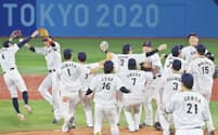 東京五輪の野球で金メダルを獲得し喜ぶ日本ナイン。2028年ロサンゼルス五輪で２大会ぶりの復帰が決まった（21年8月）