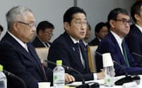 規制改革推進会議の初会合で発言する岸田首相。右は河野規制改革相。左は推進会議の冨田新議長（１6日）