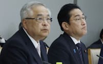 規制改革推進会議の初会合に臨む岸田首相。左は会議の冨田新議長（１6日、首相官邸）