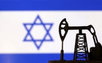 石油採掘機とイスラエル国旗＝ロイター