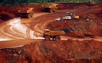 ニッケル鉱石を運ぶトラック（2014年、インドネシア・スラウェシ島）＝ロイター