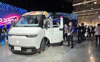 鴻海が発表した商用EVバン「モデルN」の試作車（18日、台北市）