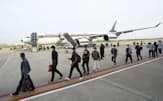 イスラエルから避難したタイ人労働者らが16日、バンコクの軍用空港に到着した。タイはイスラエルの農業部門にとって大きな労働力供給源となっている=AP
