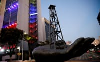 ベネズエラの国営石油会社ＰＤＶＳＡの社債や株式の取引も認められる（3月、カラカス）＝ロイター