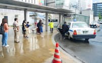 ドライバーの高齢化やコロナでの需要減少でタクシー運転手は減っている（19日、札幌市）
