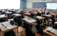 東京都立小岩高校は緊急地震速報に合わせて防災訓練した（22年）