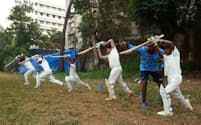 クリケットはインドの国民的なスポーツだ（18日、ムンバイ）＝ロイター