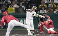 9回阪神2死満塁、木浪が右前にサヨナラ打を放つ。投手栗林、捕手会沢（19日、甲子園）＝共同