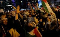 18日、イスタンブールのイスラエル総領事館前で抗議デモが起きた＝ロイター