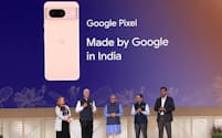 米グーグルはニューデリーで事業説明会を開き、スマホのインド生産を発表した（19日、配信画面）