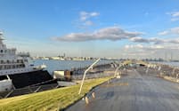 横浜港大さん橋の屋上にペロブスカイト型太陽電池を設置する
