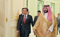 サウジアラビアのムハンマド皇太子㊨は19日、インドネシアのジョコ大統領と会談した（リヤド）＝インドネシア大統領府提供