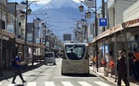 外国人観光客も多い「富士みち」を走行する自動運転EVバス（20日、山梨県富士吉田市）