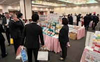 小売企業のバイヤーが菓子メーカーのブースを訪れた（20日、札幌市）