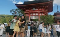 著名な観光地に集中するインバウンド客の地方への分散が必要だ（８月、京都市）
