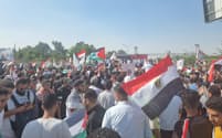 20日、カイロ東部でパレスチナへの連帯を示すために集まった人々