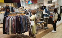 ４月、東京・銀座にオープンした古着店「ラッシュアウト」は米国からの輸入品を扱う。外国人観光客の来店も多い