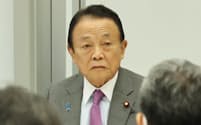 自民党の麻生太郎副総裁（16日、国会内）