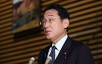経済対策の一環として与党に所得税減税の検討を指示した岸田首相（20日、首相官邸）