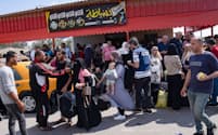 ラファ検問所でエジプトへの越境を待つパレスチナ人（16日）＝ＡＰ