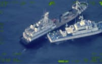 接近する中国船（上）とフィリピン船(22日、南シナ海)＝フィリピン国軍・AP