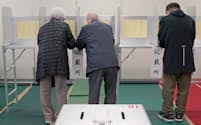 参院徳島・高知選挙区補欠選挙で投票用紙に記入する有権者＝22日午前、高知市
