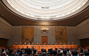 性別変更を巡る家事審判の弁論が開かれた最高裁大法廷（27日、東京都千代田区）