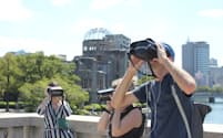 VRゴーグルをつけて原爆投下後の様子を疑似体験する外国人観光客（9月、広島市）